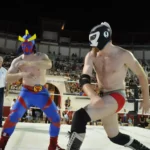 Deux catcheurs masqués font le show dans les arenes de Beziers pleines