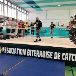 entrainement de catch avec tom la rufa et des éleves attentifs