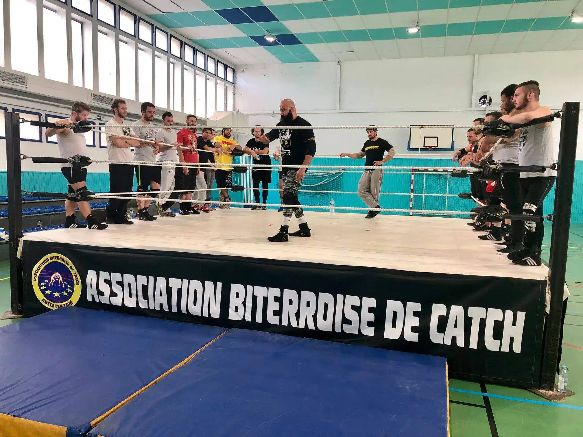 entrainement de catch avec tom la rufa et des éleves attentifs