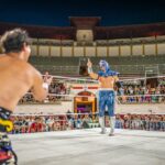 Deux catcheurs se défie lors d'un show de catch dans les arènes de Béziers