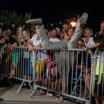 catcheur passant par dessus une barrière