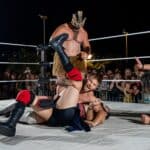 fin du combat entre catcheurs